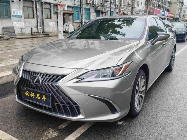 Фотография автомобиля — Lexus ES