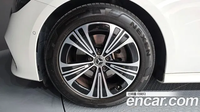 Mercedes-Benz E-Class — Фото автомобиля 5