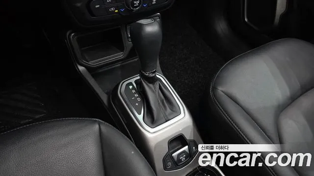Jeep Renegade — Фото автомобиля 12
