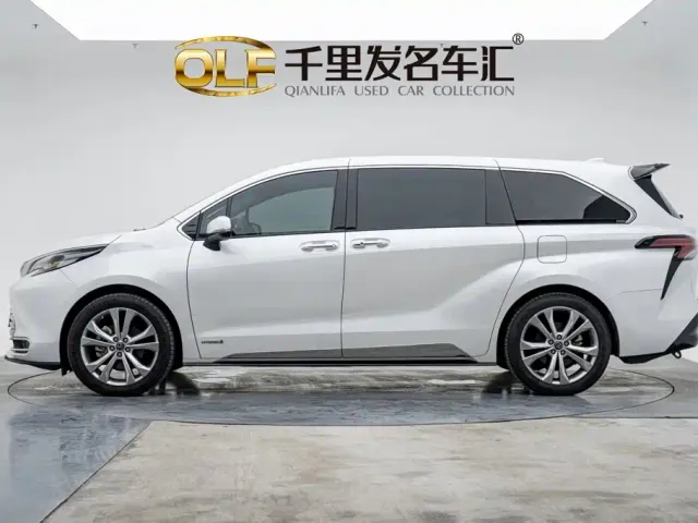 Toyota Sienna — Фото автомобиля 7