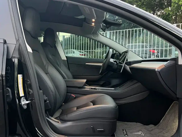 Tesla Model 3 — Фото автомобиля 18