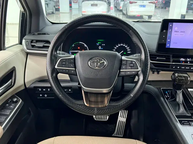 Toyota Sienna — Фото автомобиля 6