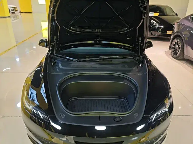 Tesla Model 3 — Фото автомобиля 19