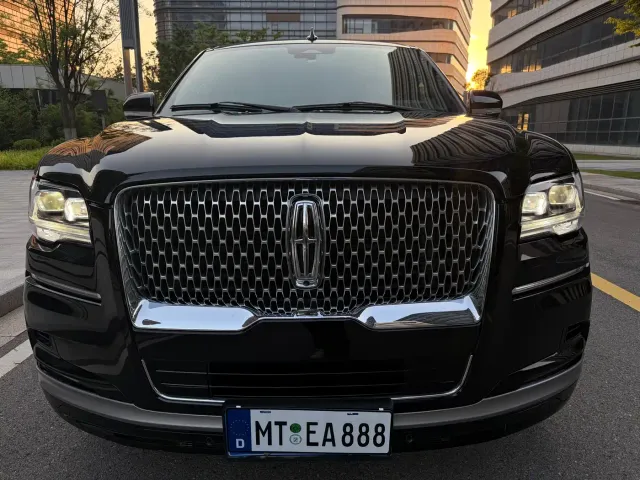 Lincoln Navigator — Фото автомобиля 2
