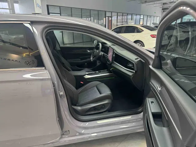 Volkswagen Passat — Фото автомобиля 13