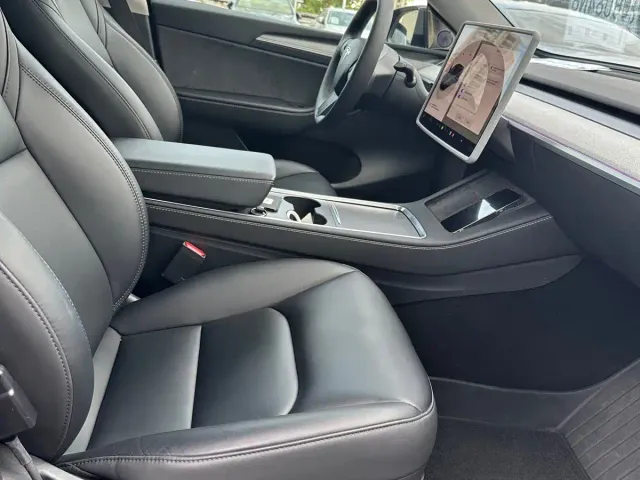 Tesla Model Y — Фото автомобиля 15