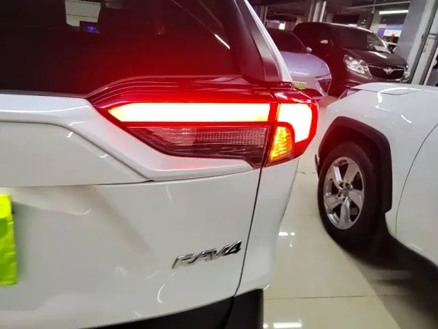 Toyota RAV4 — Фото автомобиля 7