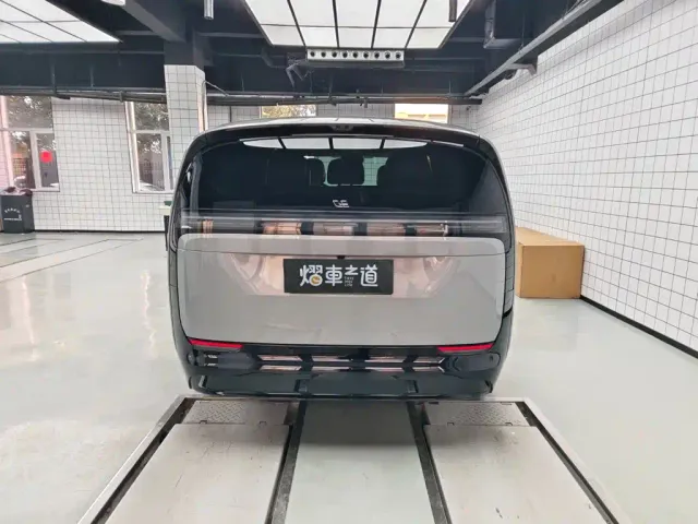 Li Auto MEGA — Фото автомобиля 4