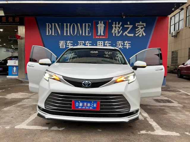 Toyota Sienna — Фото автомобиля 13