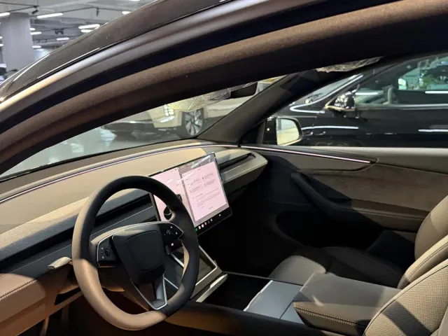 Tesla Model Y L — Фото автомобиля 12