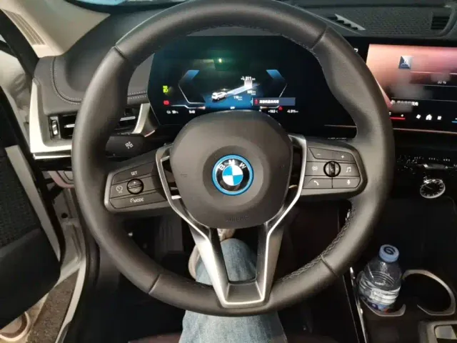 BMW iX1 — Фото автомобиля 10