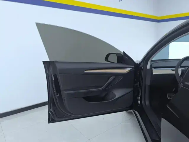 Tesla Model 3 — Фото автомобиля 7
