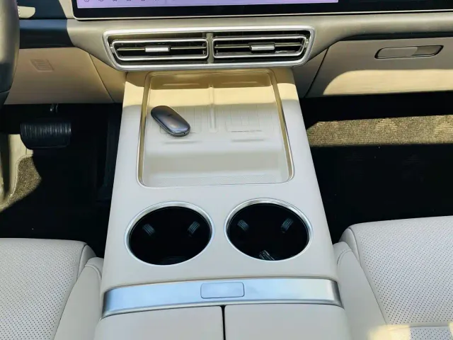 Li Auto L8 — Фото автомобиля 12