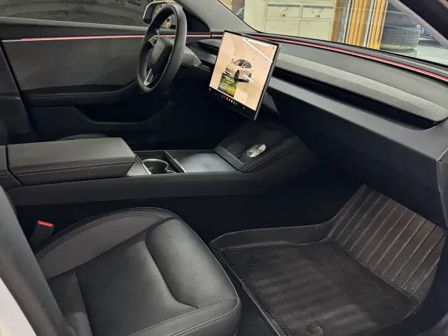 Tesla Model 3 — Фото автомобиля 12