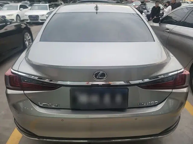 Lexus ES — Фото автомобиля 5