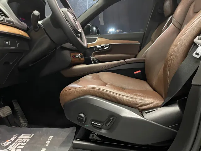 Volvo XC90 — Фото автомобиля 10