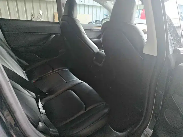 Tesla Model Y — Фото автомобиля 11