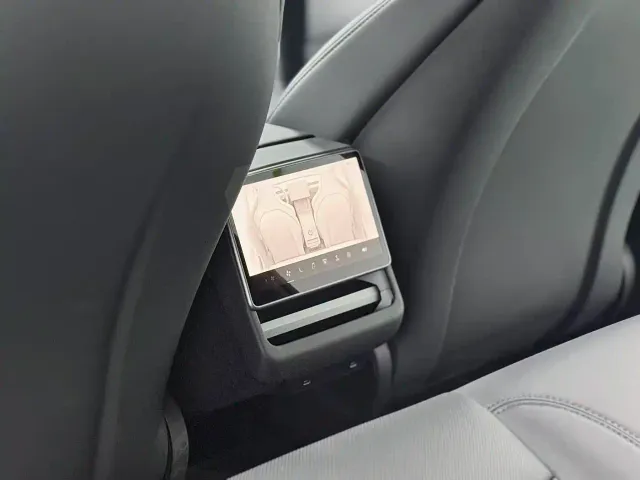 Tesla Model 3 — Фото автомобиля 16