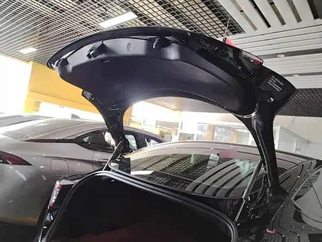 Tesla Model 3 — Фото автомобиля 18