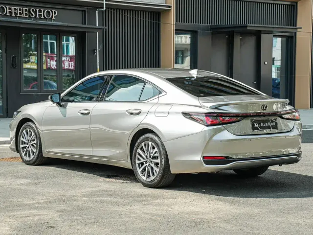 Lexus ES — Фото автомобиля 6