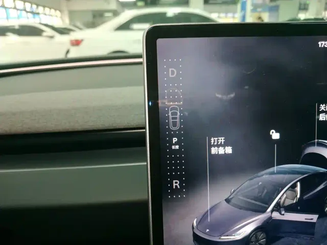 Tesla Model 3 — Фото автомобиля 13