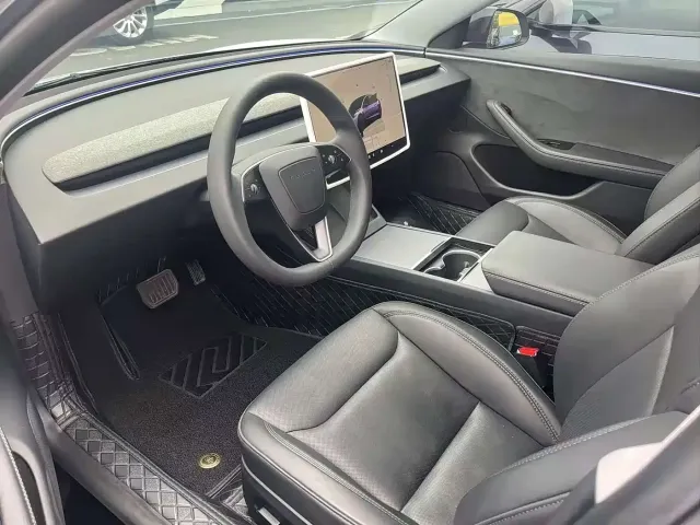 Tesla Model 3 — Фото автомобиля 4