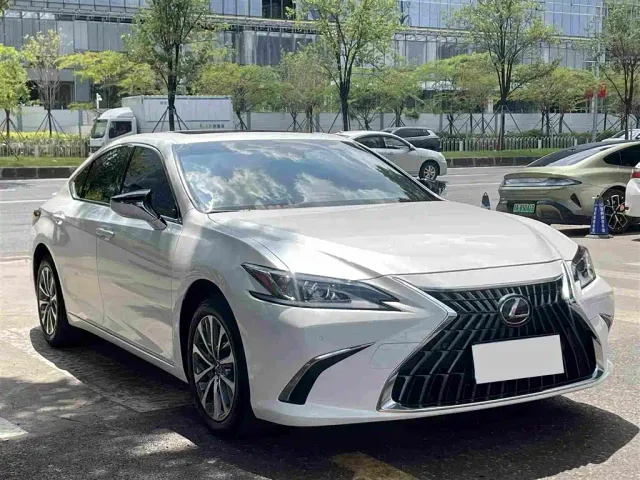 Lexus ES — Фото автомобиля 3