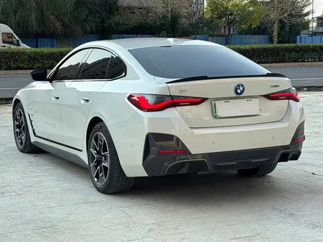 BMW i4 — Фото автомобиля 12