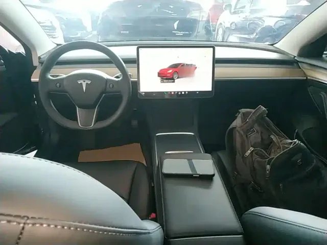 Tesla Model 3 — Фото автомобиля 9