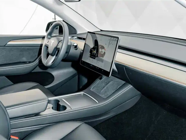 Tesla Model Y — Фото автомобиля 18