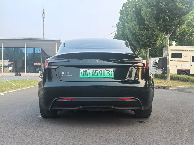 Tesla Model 3 — Фото автомобиля 8