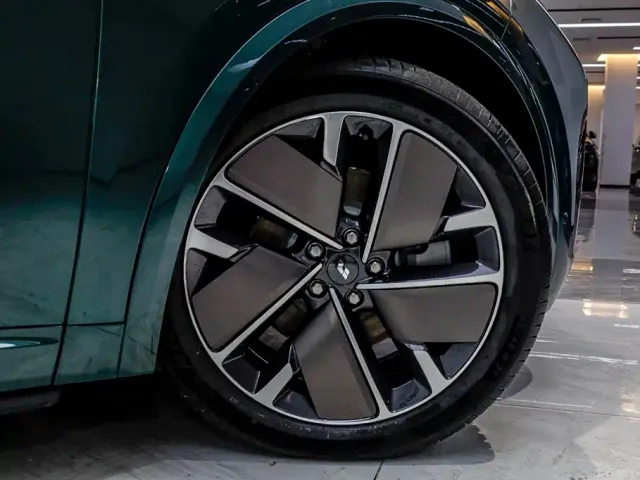 Li Auto L9 — Фото автомобиля 10