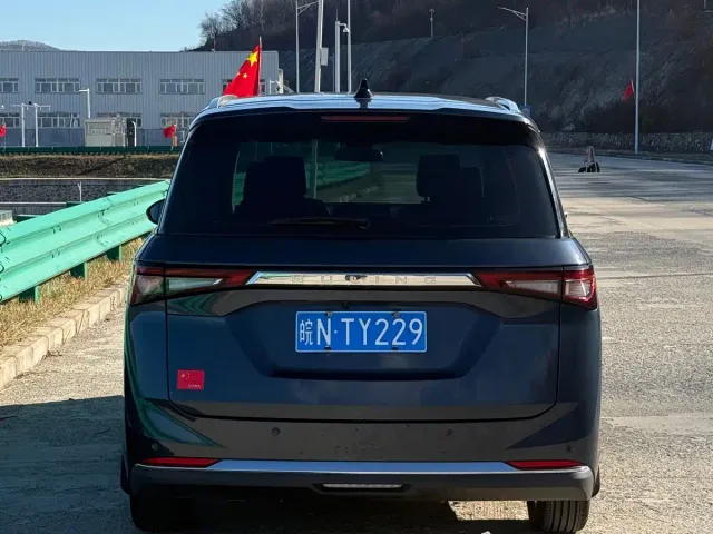 Wuling Jiachen — Фото автомобиля 4