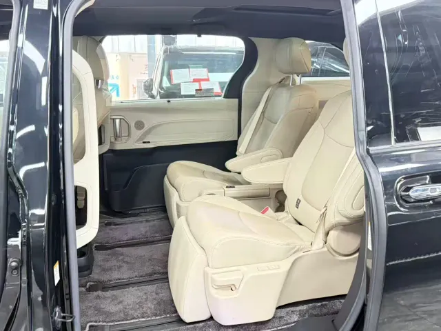 Toyota Sienna — Фото автомобиля 6