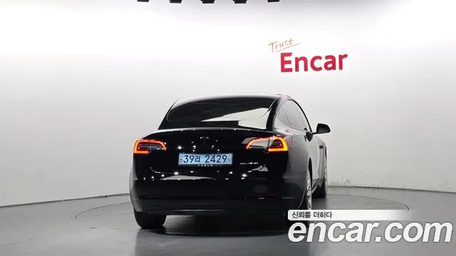Tesla Model 3 — Фото автомобиля 4