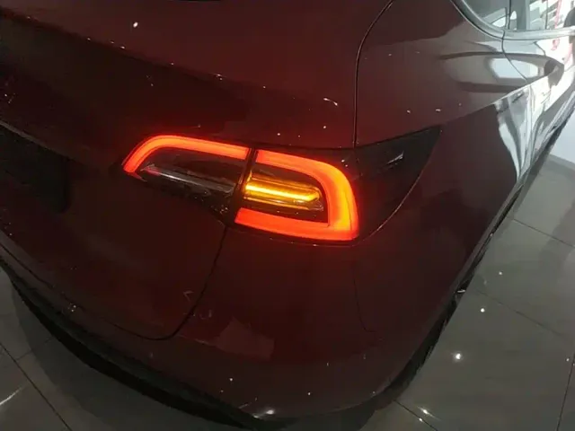 Tesla Model Y — Фото автомобиля 23