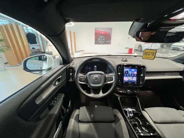 Volvo XC40 — Фото автомобиля 13