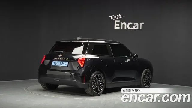 MINI Cooper Generation 4 — Фото автомобиля 2