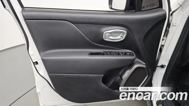 Jeep Renegade — Фото автомобиля 23