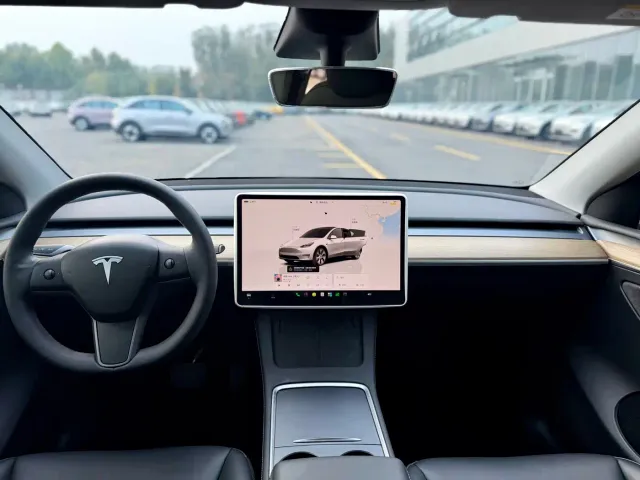 Tesla Model Y — Фото автомобиля 8
