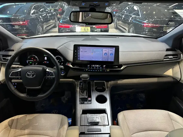 Toyota Sienna — Фото автомобиля 10