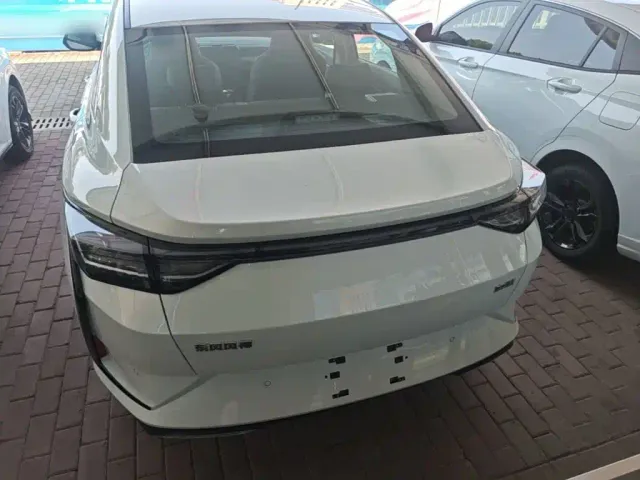 Dongfeng Yixuan — Фото автомобиля 5