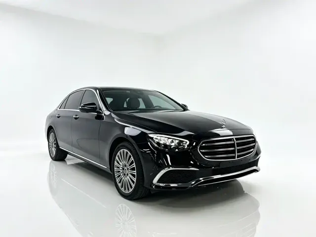 Mercedes-Benz E-Class — Фото автомобиля 3