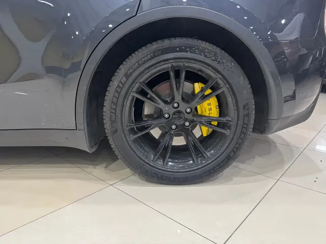 Tesla Model Y — Фото автомобиля 18
