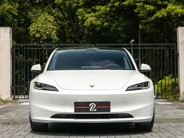 Tesla Model 3 — Фото автомобиля 2