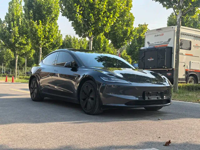 Tesla Model 3 — Фото автомобиля 3