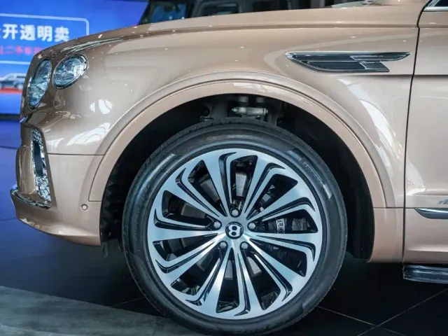 Bentley Bentayga — Фото автомобиля 25