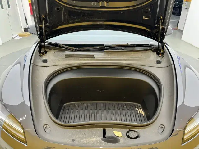 Tesla Model 3 — Фото автомобиля 11