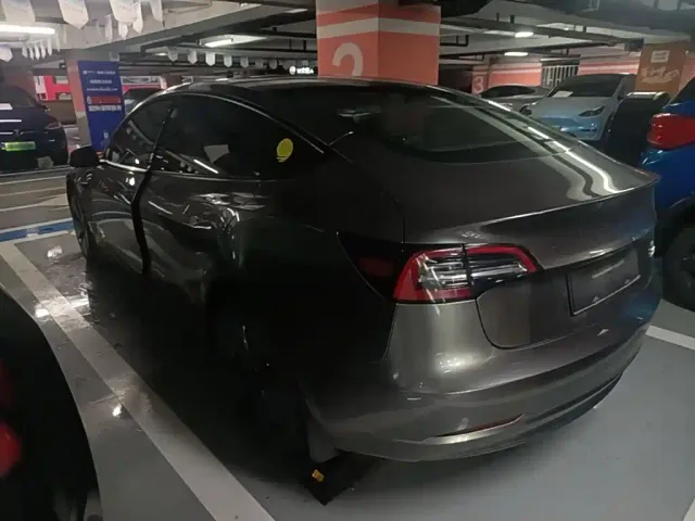 Tesla Model 3 — Фото автомобиля 4