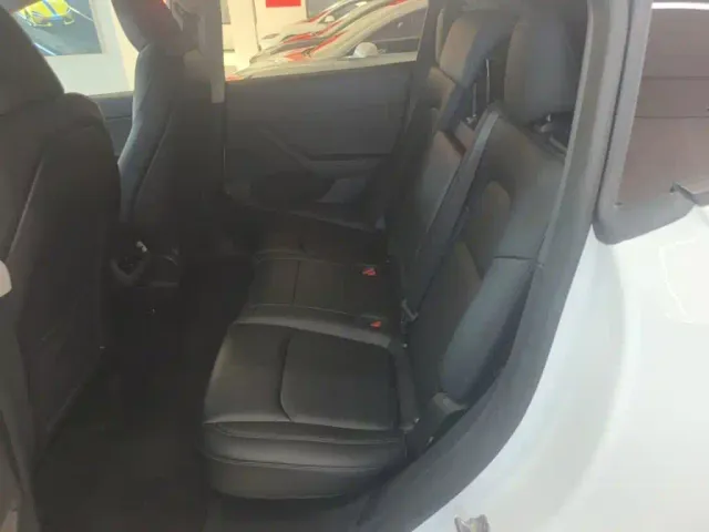Tesla Model Y — Фото автомобиля 16
